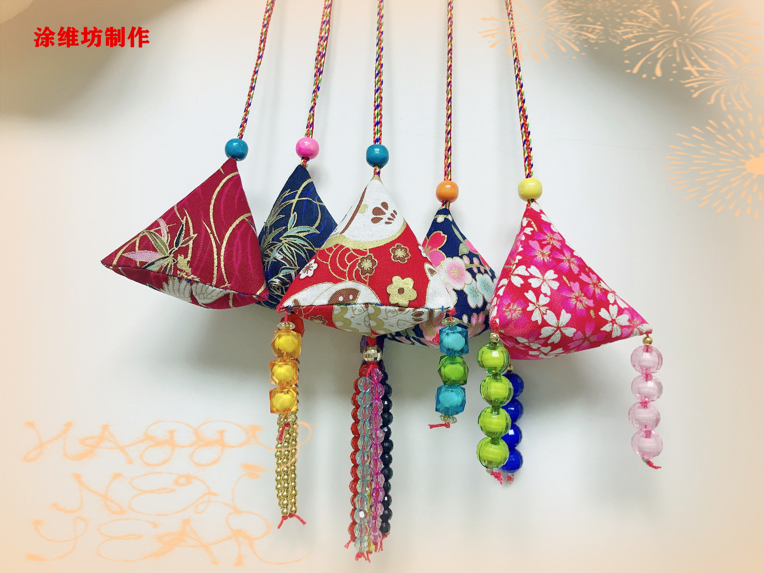 开动脑筋进行创作,写诗,作画,摄影,折纸,包粽子,缝香囊等,用他们聪明